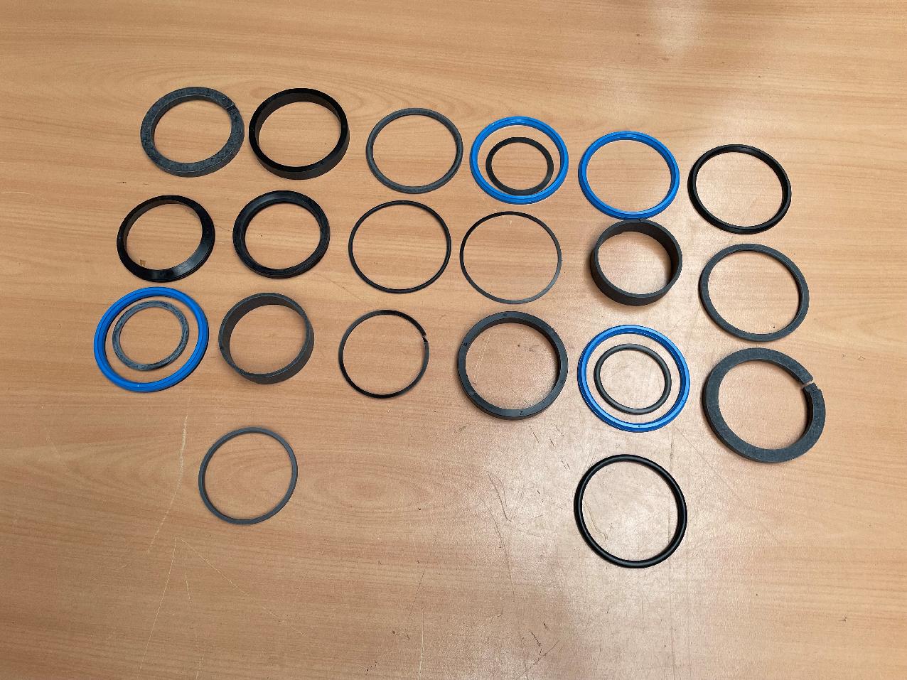 7373000018 Grove AT / RT / GMK CYL SEAL KIT