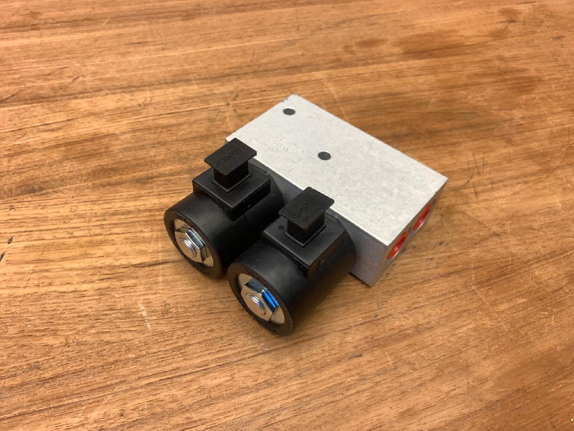 7926001859 Grove AT / RT / GMK DOUBLE SOLENOID VALVE-12V